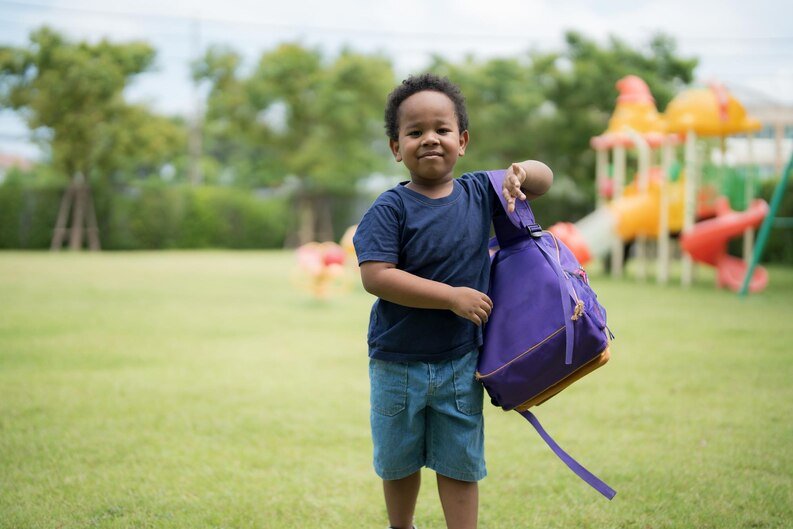 20230530030445_fpdl_in_mignon_petit_garcon_portant_sac_ecole_visage